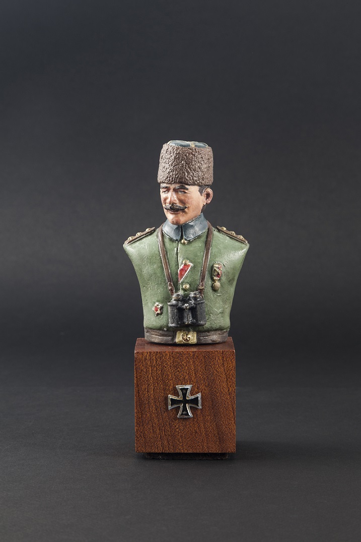 1/9  Turkish Officer Bust with Kalpak hat